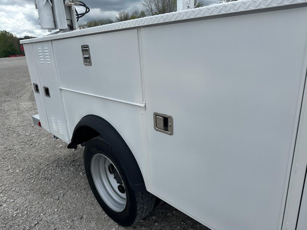 Ford Super Duty F-550 DRW Vehicle Full-screen Gallery Image 17