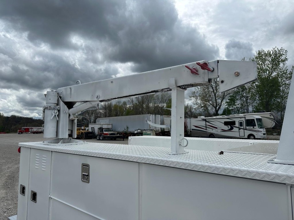 Ford Super Duty F-550 DRW Vehicle Full-screen Gallery Image 18