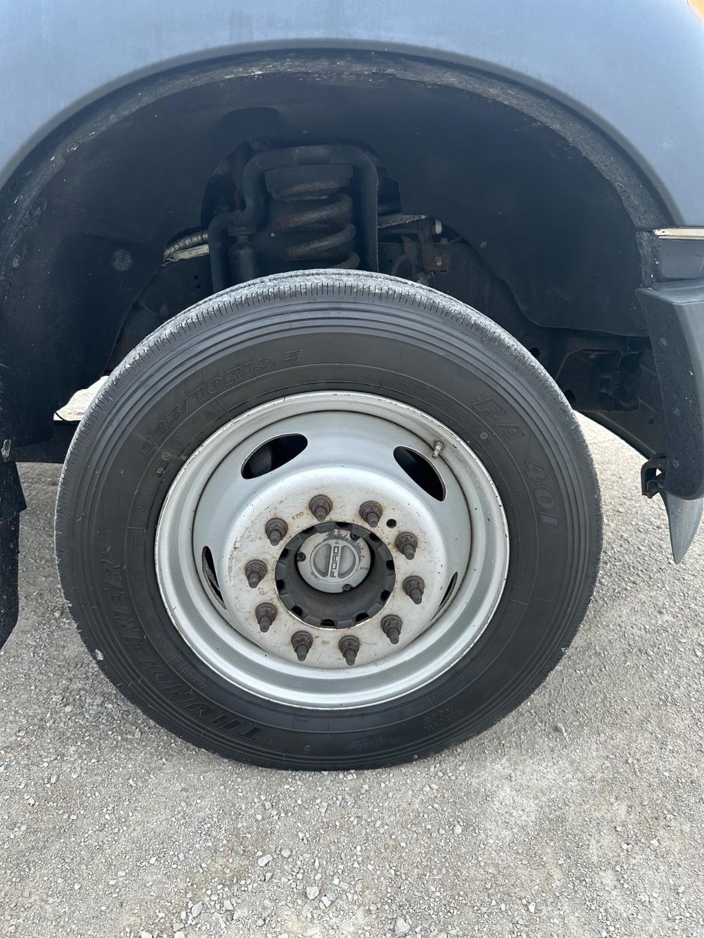 Ford Super Duty F-550 DRW Vehicle Full-screen Gallery Image 19