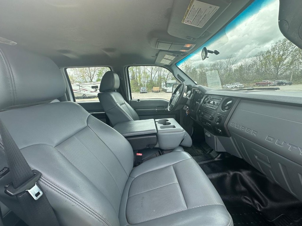 Ford Super Duty F-550 DRW Vehicle Full-screen Gallery Image 21