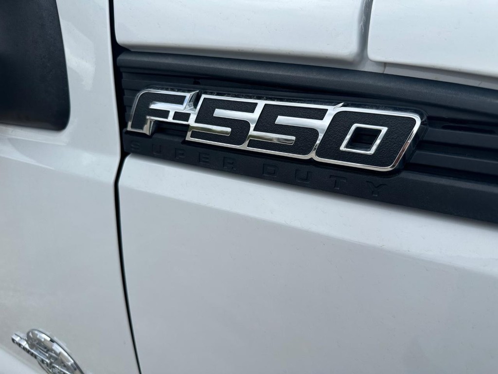 Ford Super Duty F-550 DRW Vehicle Full-screen Gallery Image 24