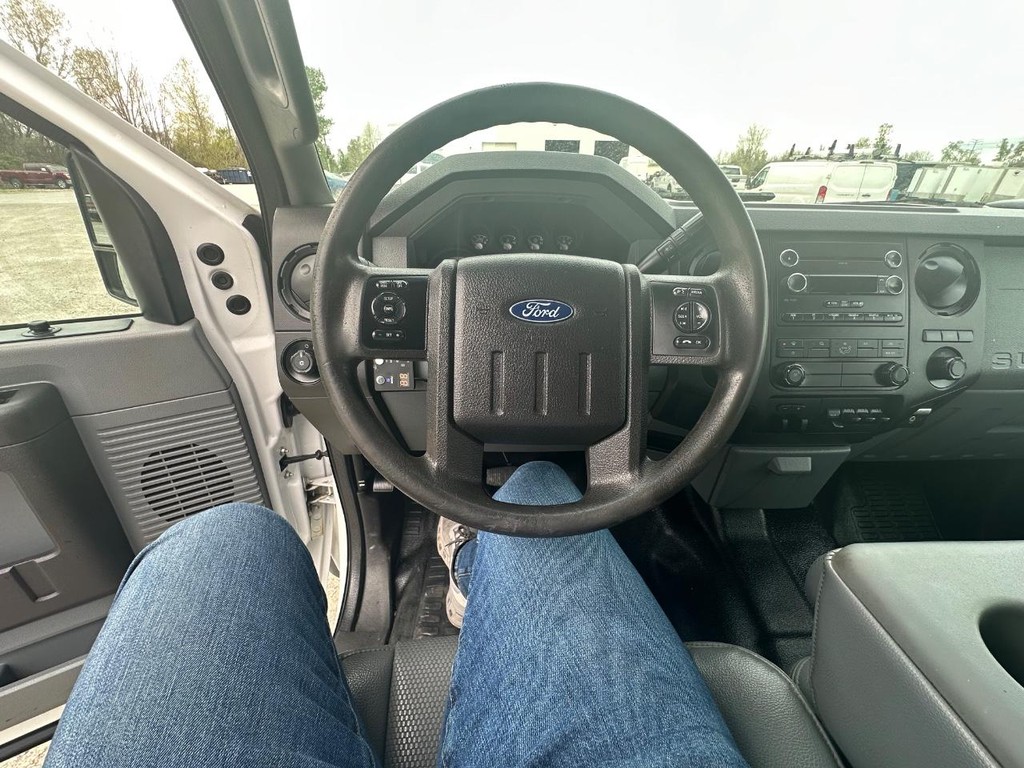 Ford Super Duty F-550 DRW Vehicle Full-screen Gallery Image 25