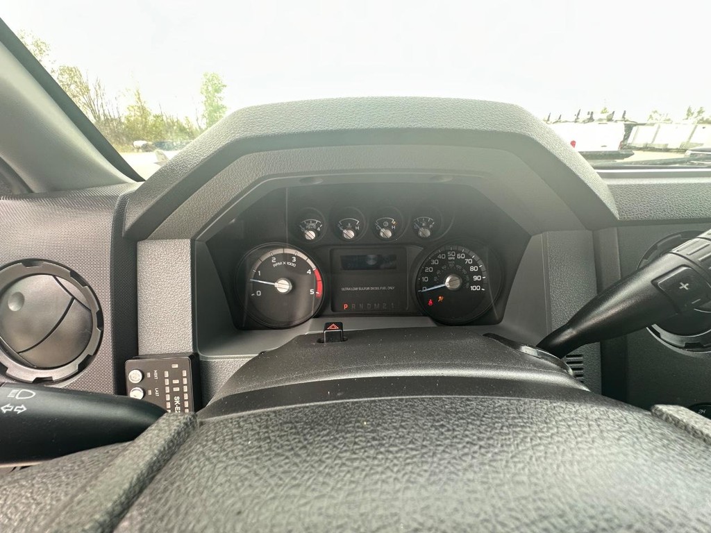Ford Super Duty F-550 DRW Vehicle Full-screen Gallery Image 26