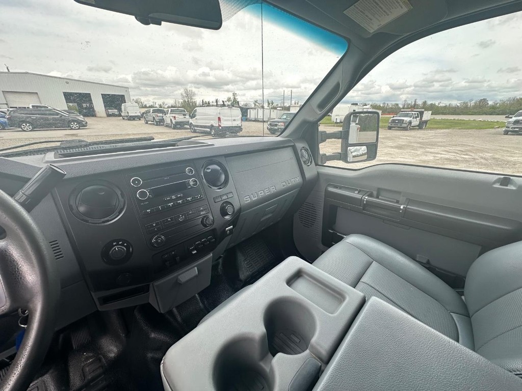 Ford Super Duty F-550 DRW Vehicle Full-screen Gallery Image 27