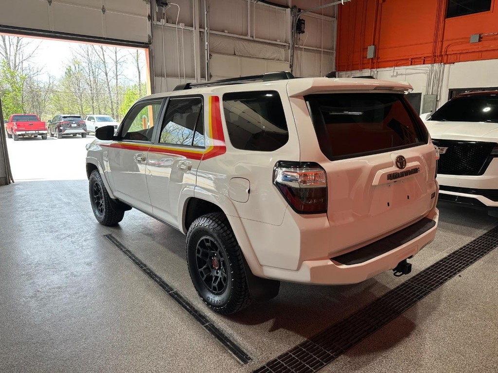 Toyota 4Runner Vehicle Full-screen Gallery Image 3