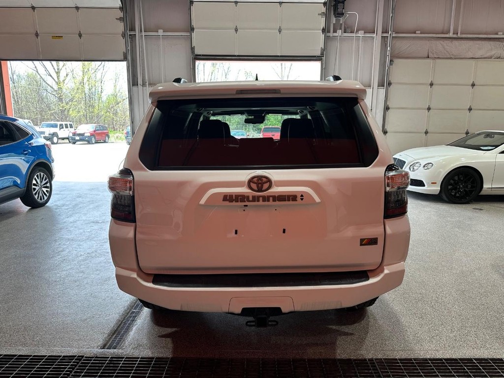 Toyota 4Runner Vehicle Full-screen Gallery Image 4
