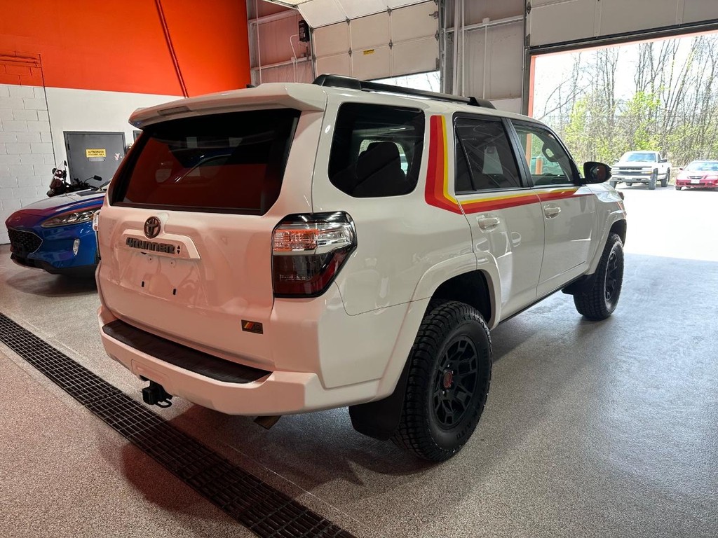Toyota 4Runner Vehicle Full-screen Gallery Image 5