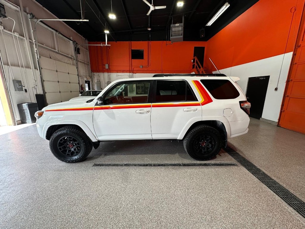 Toyota 4Runner Vehicle Full-screen Gallery Image 8