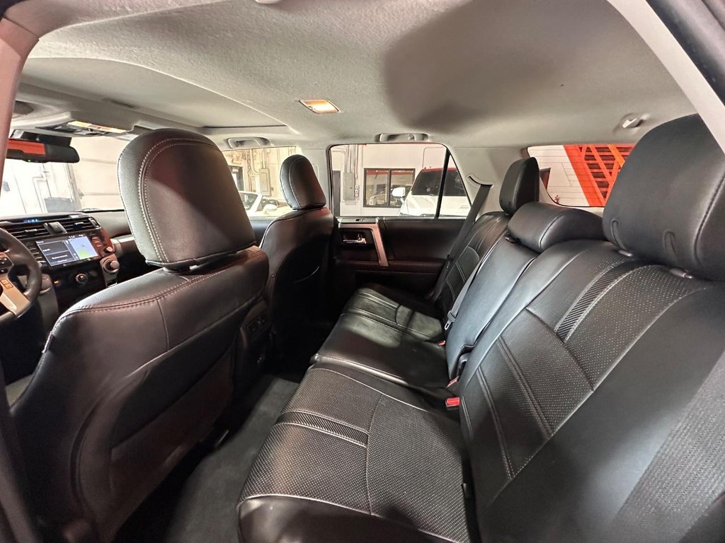 Toyota 4Runner Vehicle Full-screen Gallery Image 14