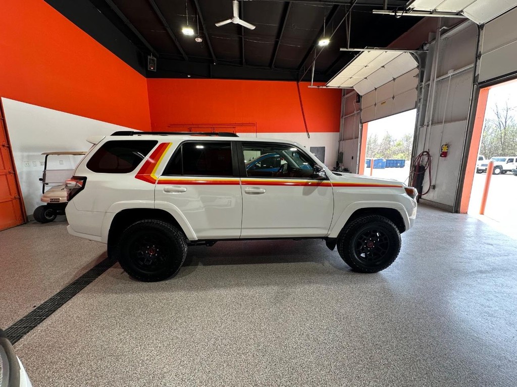 Toyota 4Runner Vehicle Full-screen Gallery Image 28