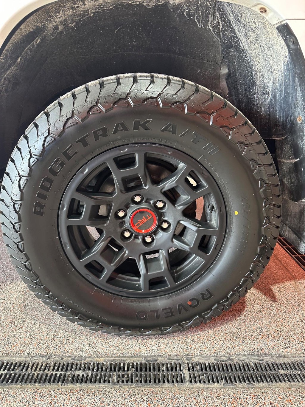Toyota 4Runner Vehicle Full-screen Gallery Image 35