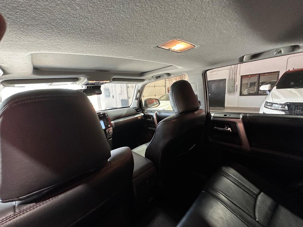 Toyota 4Runner Vehicle Full-screen Gallery Image 38