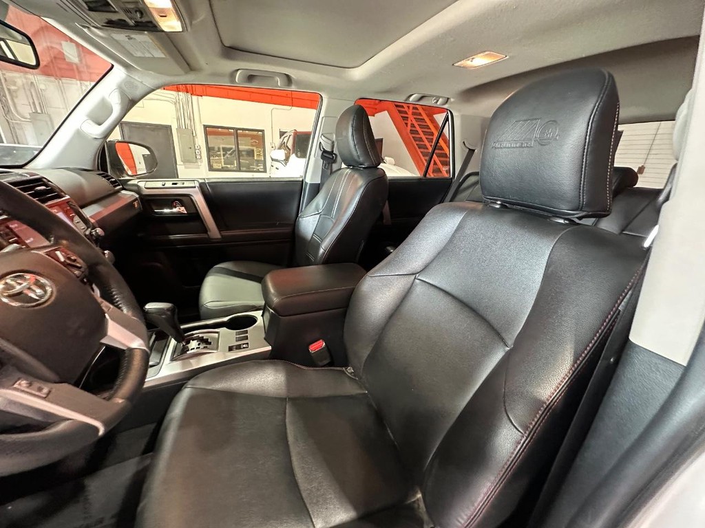 Toyota 4Runner Vehicle Full-screen Gallery Image 43