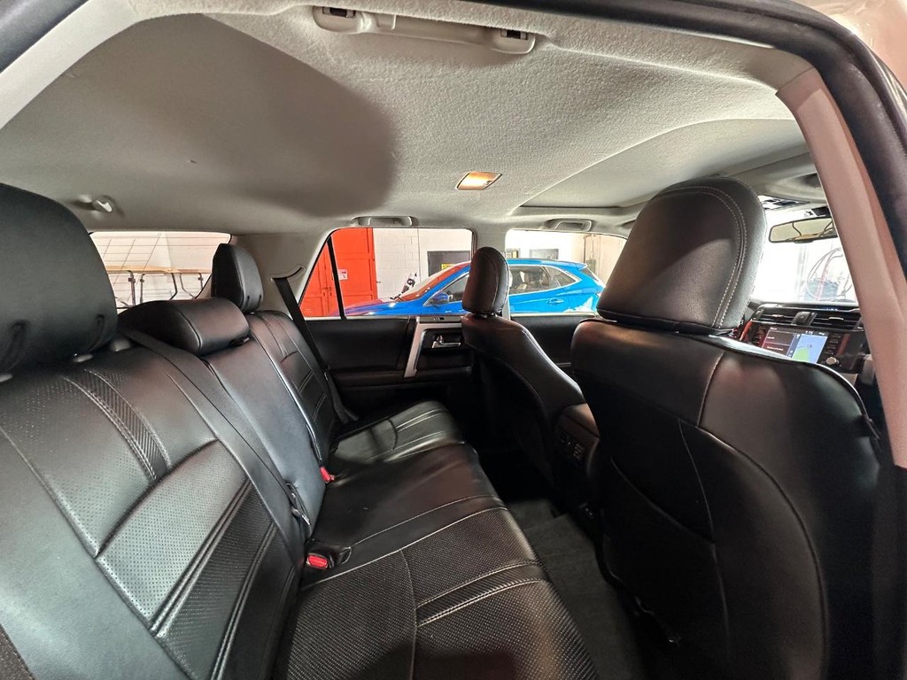 Toyota 4Runner Vehicle Full-screen Gallery Image 44