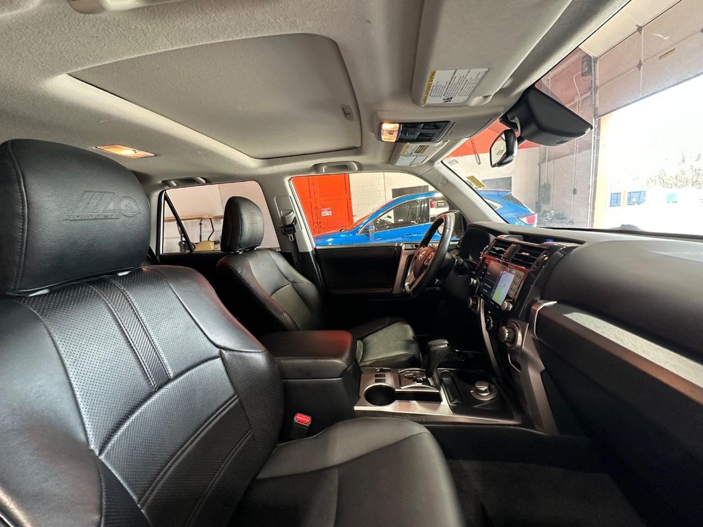 Toyota 4Runner Vehicle Full-screen Gallery Image 45