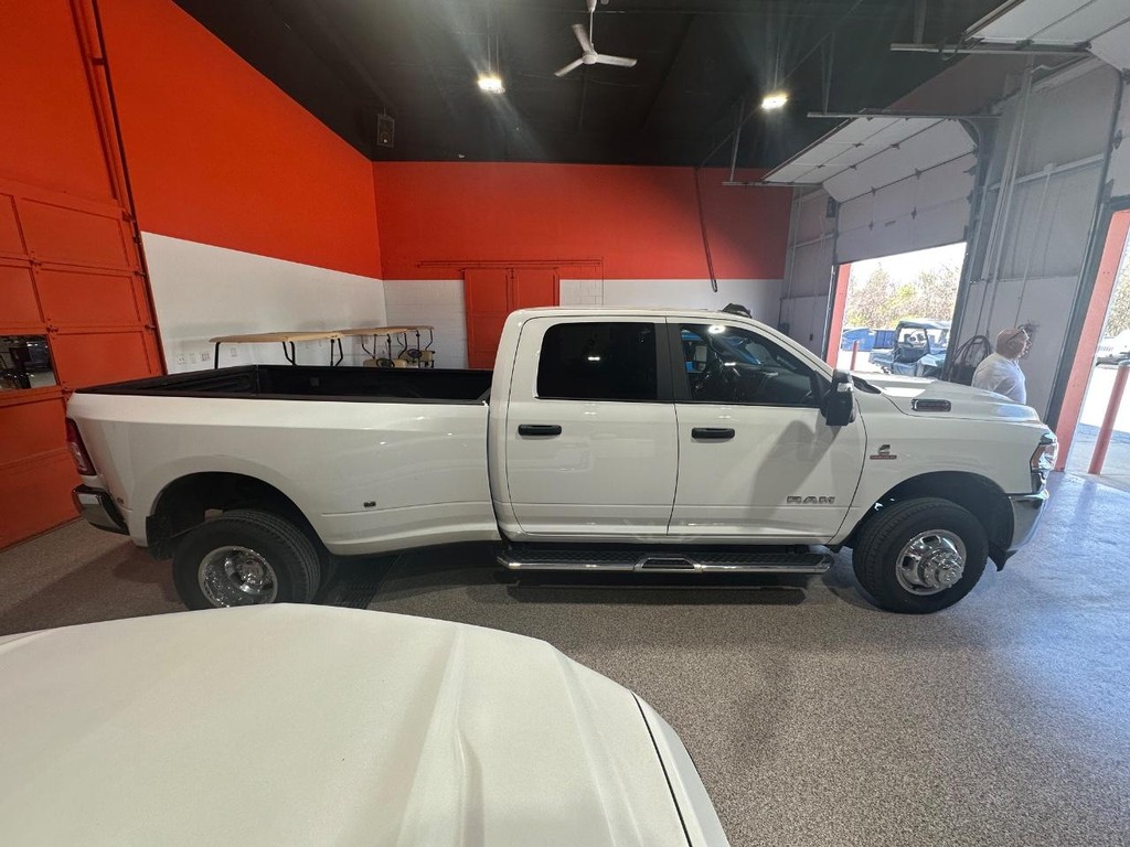 Ram 3500 Vehicle Full-screen Gallery Image 2
