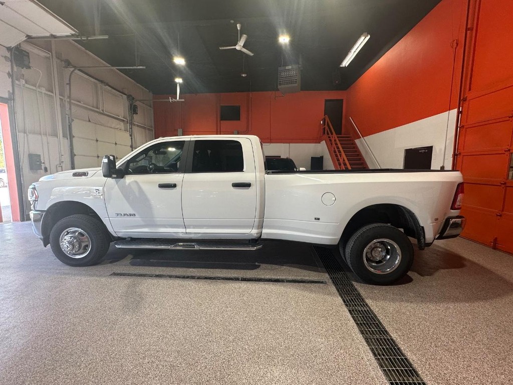 Ram 3500 Vehicle Full-screen Gallery Image 4