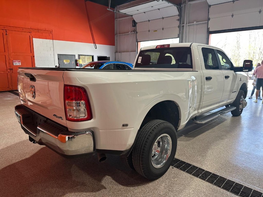 Ram 3500 Vehicle Full-screen Gallery Image 5