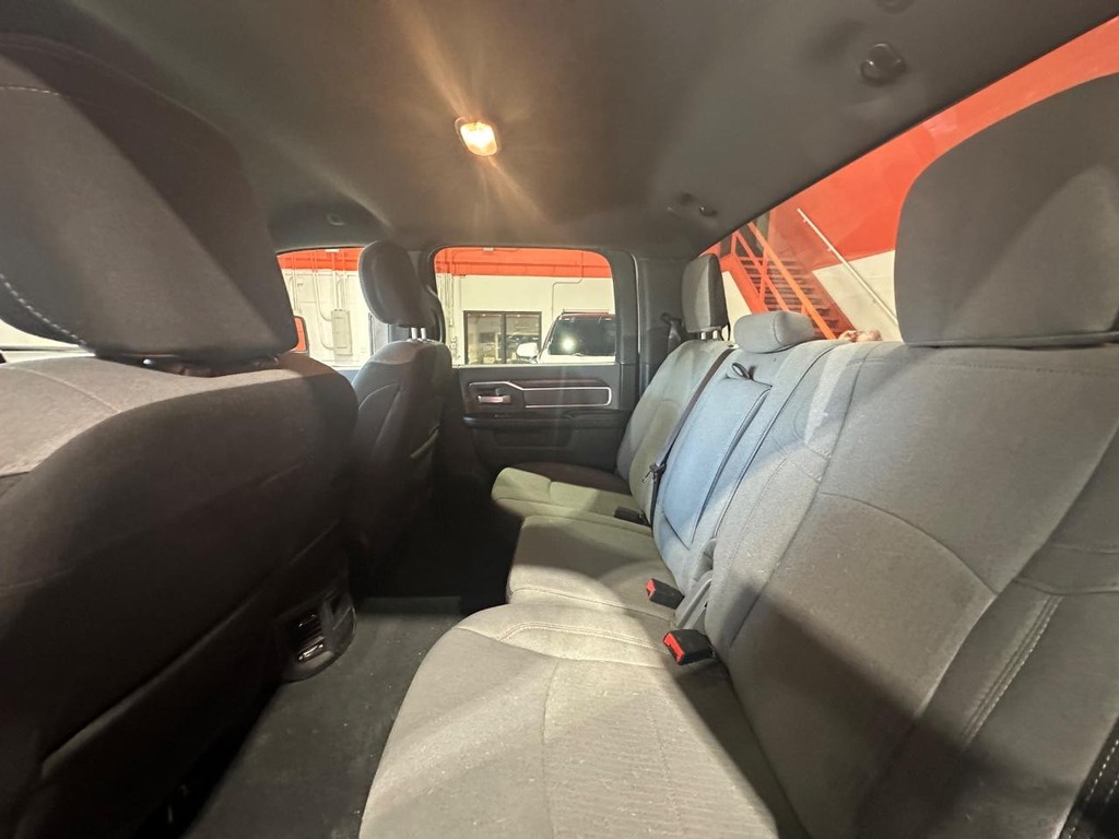 Ram 3500 Vehicle Full-screen Gallery Image 9