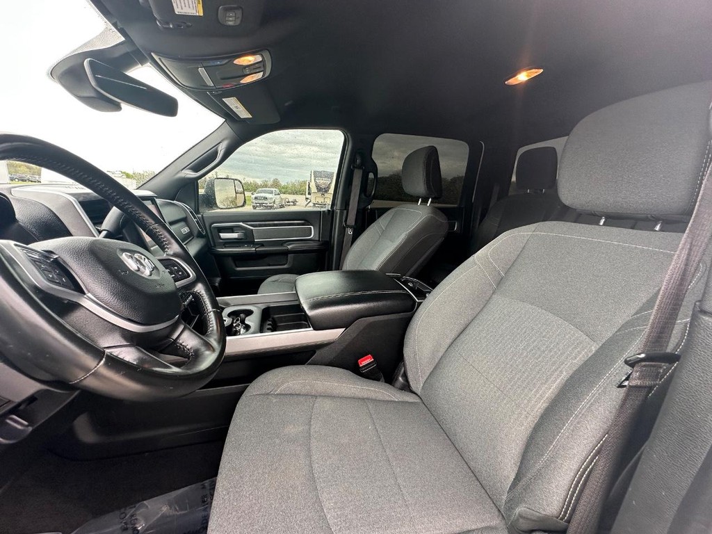 Ram 3500 Vehicle Full-screen Gallery Image 17