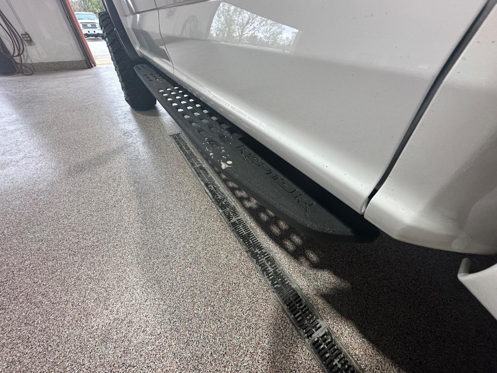 Ford F-150 Vehicle Full-screen Gallery Image 16