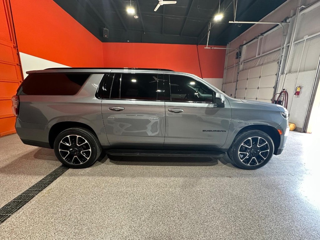 Chevrolet Suburban Vehicle Full-screen Gallery Image 2