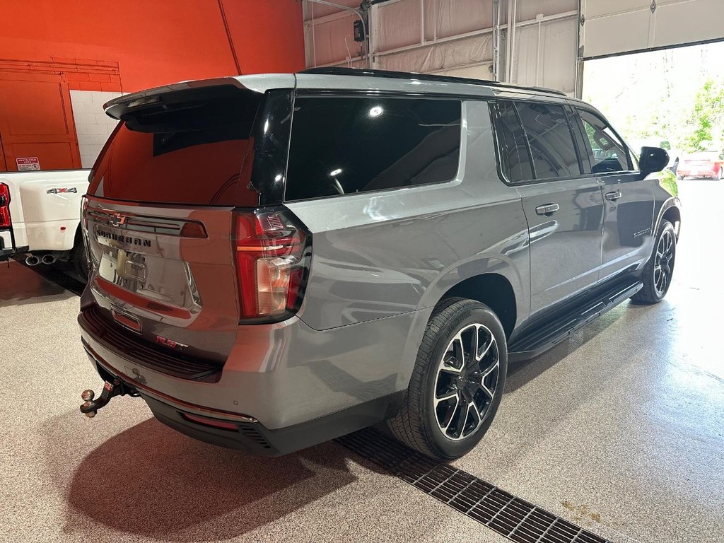 Chevrolet Suburban Vehicle Full-screen Gallery Image 3