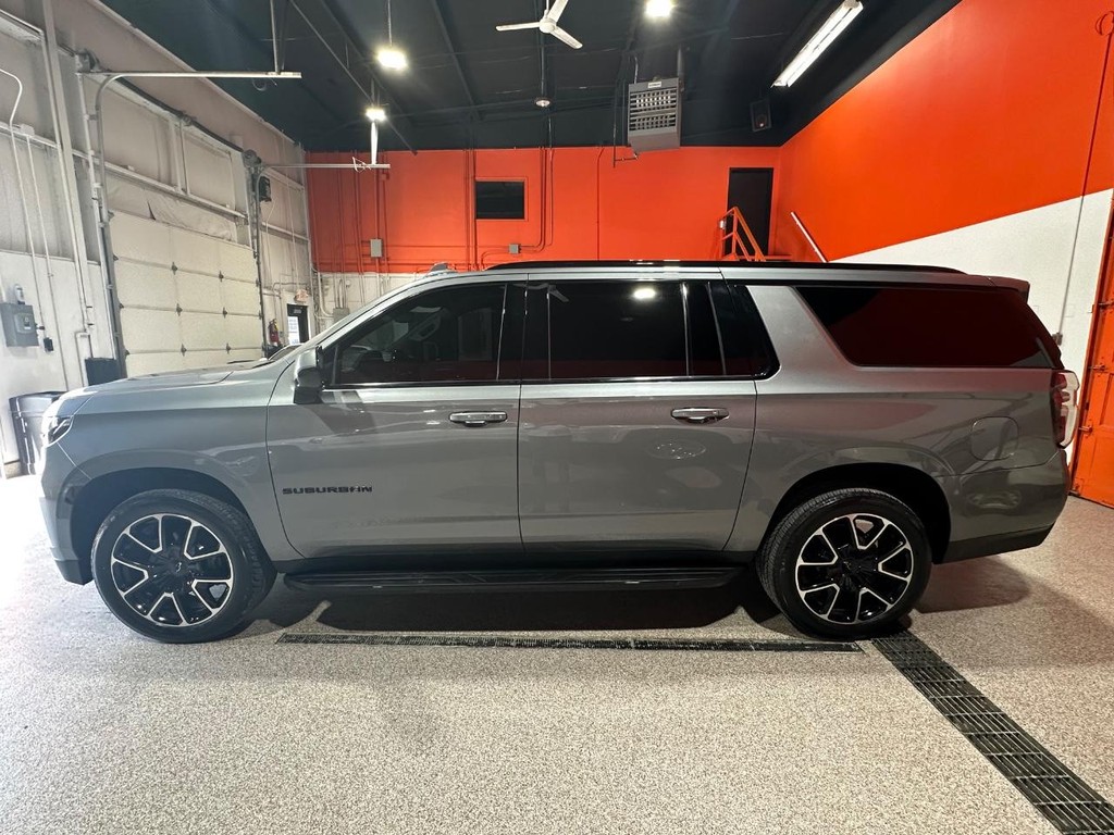 Chevrolet Suburban Vehicle Full-screen Gallery Image 4