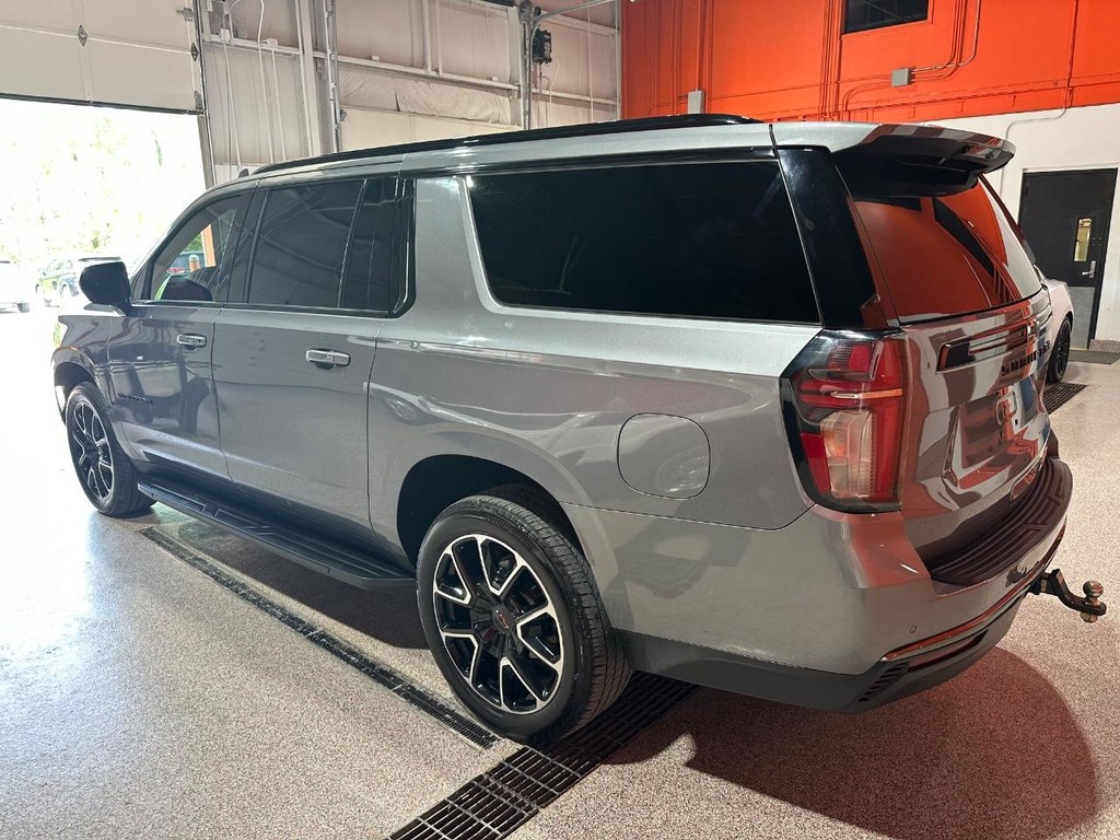 Chevrolet Suburban Vehicle Full-screen Gallery Image 5