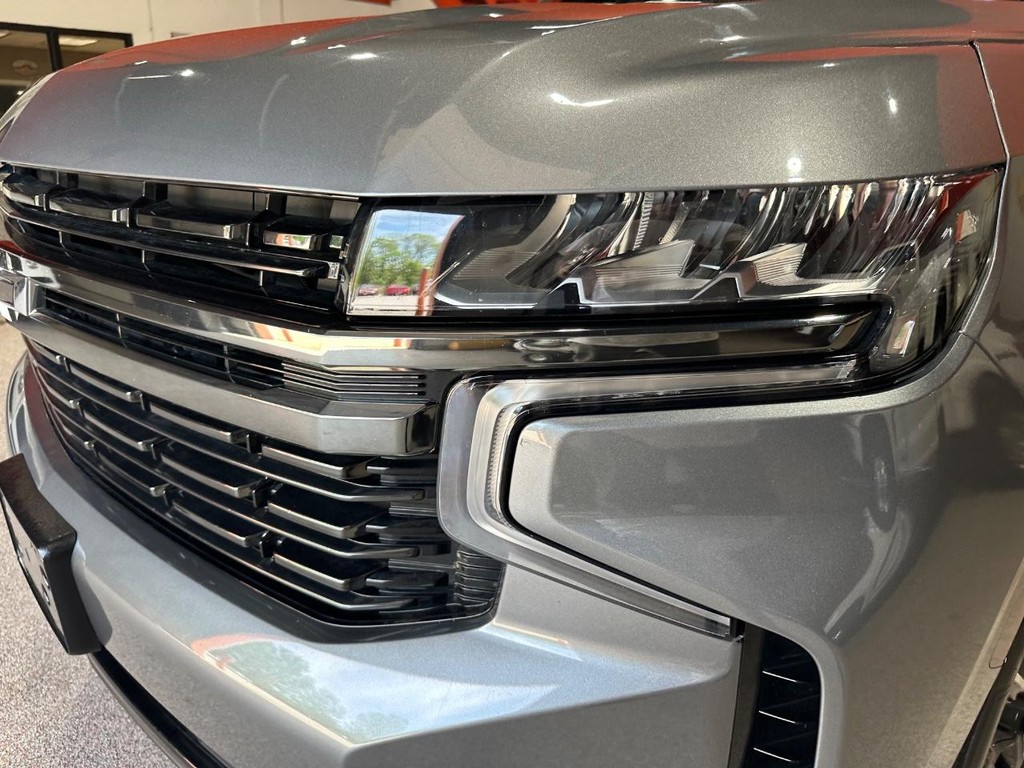 Chevrolet Suburban Vehicle Full-screen Gallery Image 7