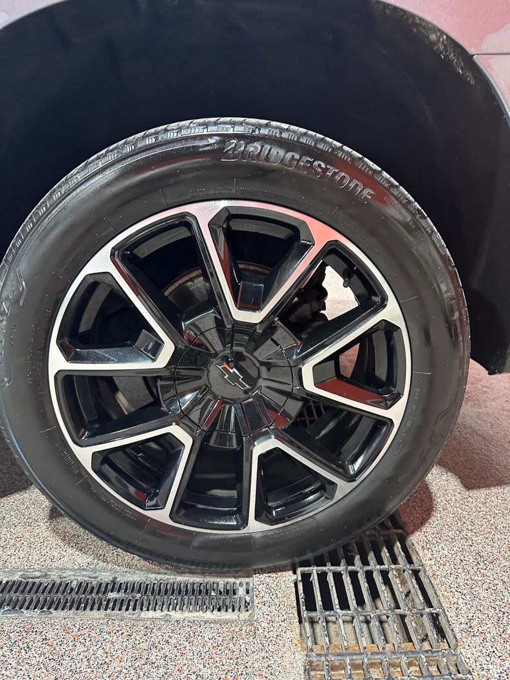 Chevrolet Suburban Vehicle Full-screen Gallery Image 11