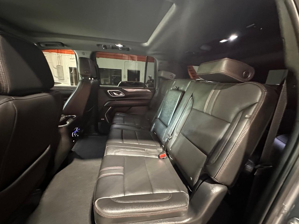 Chevrolet Suburban Vehicle Full-screen Gallery Image 14