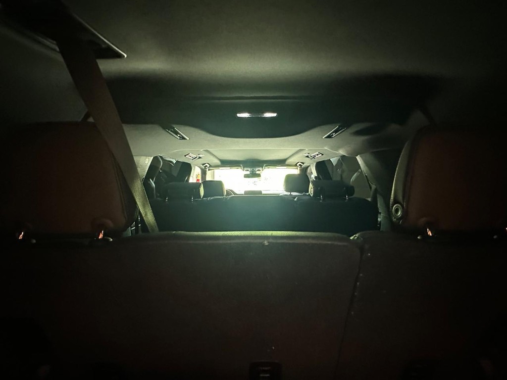 Chevrolet Suburban Vehicle Full-screen Gallery Image 18