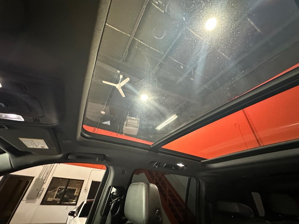 Chevrolet Suburban Vehicle Full-screen Gallery Image 25