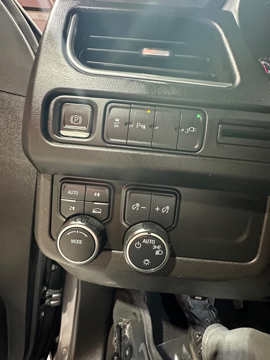 Chevrolet Suburban Vehicle Full-screen Gallery Image 26