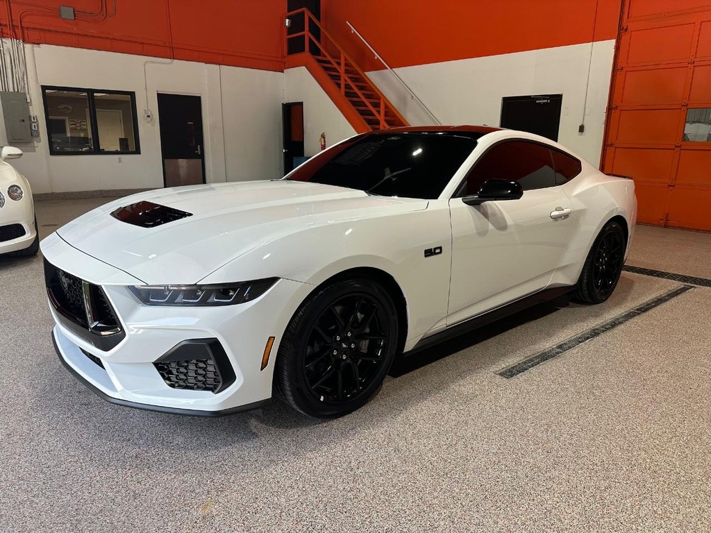 Ford Mustang Vehicle Full-screen Gallery Image 6