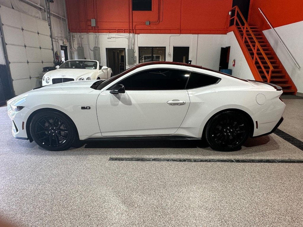 Ford Mustang Vehicle Full-screen Gallery Image 7