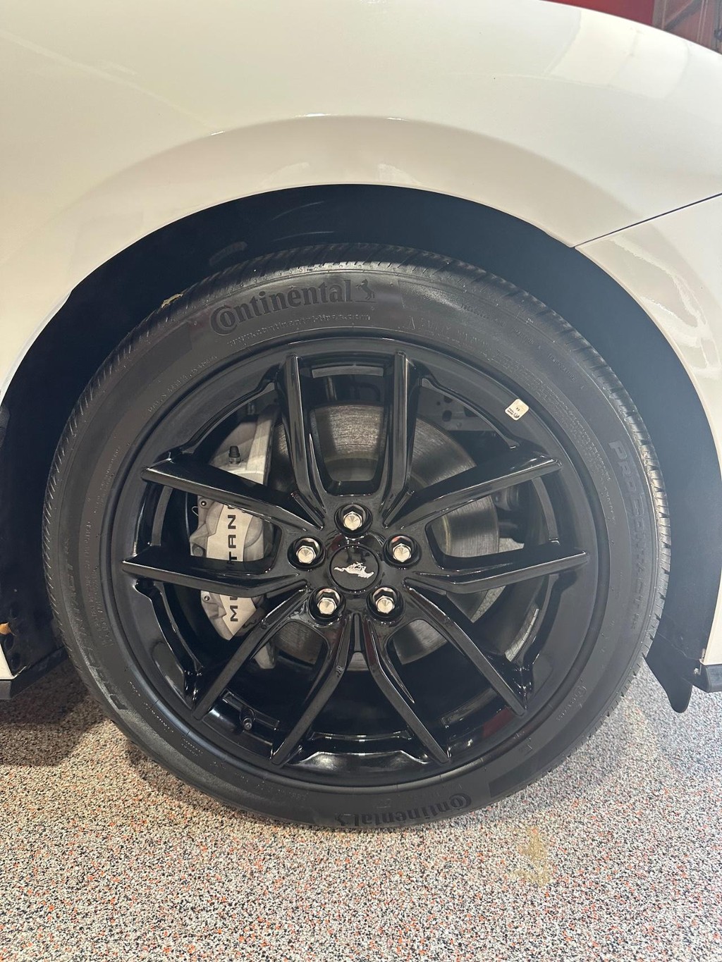 Ford Mustang Vehicle Full-screen Gallery Image 16