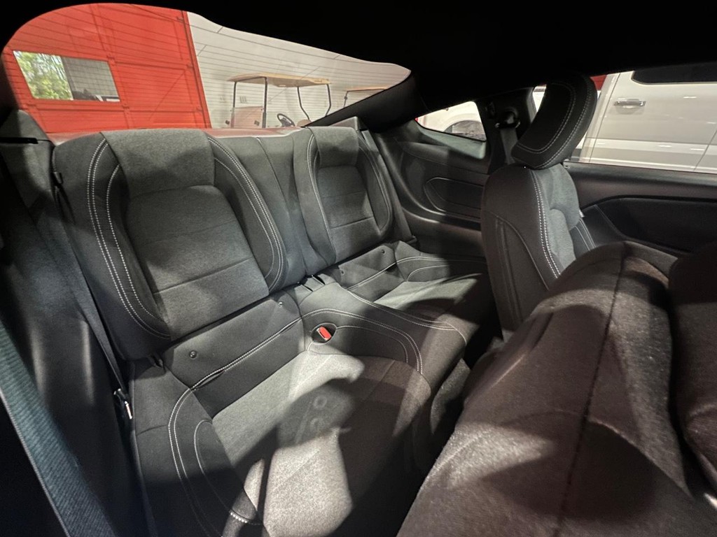 Ford Mustang Vehicle Full-screen Gallery Image 18