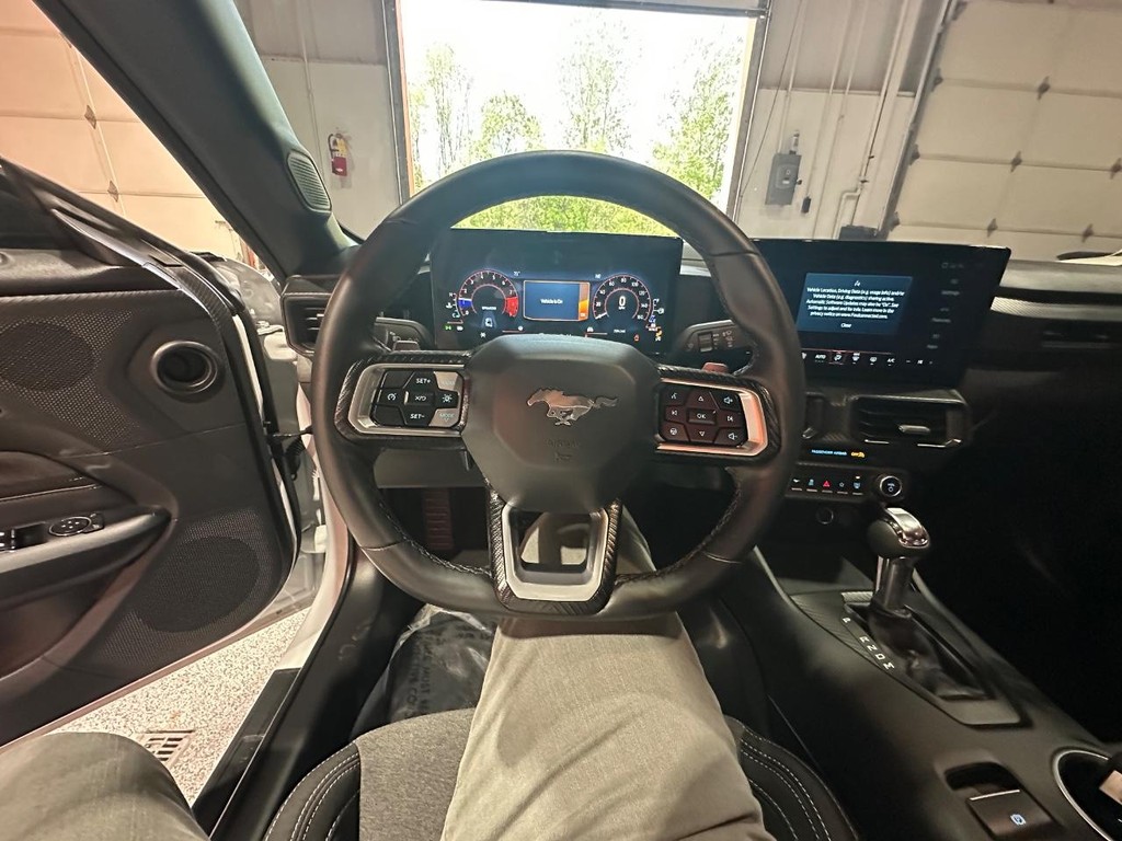 Ford Mustang Vehicle Full-screen Gallery Image 23