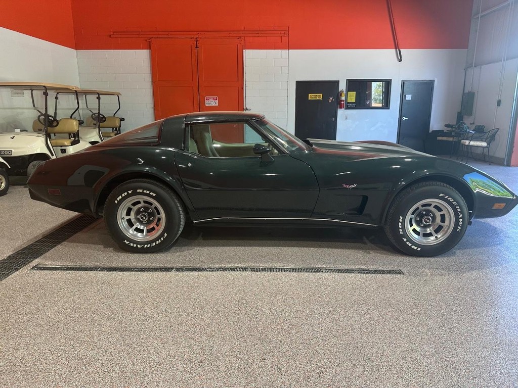 Chevrolet Corvette Vehicle Full-screen Gallery Image 02