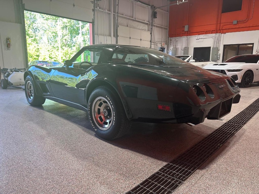 Chevrolet Corvette Vehicle Full-screen Gallery Image 03