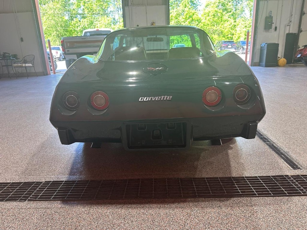 Chevrolet Corvette Vehicle Full-screen Gallery Image 04