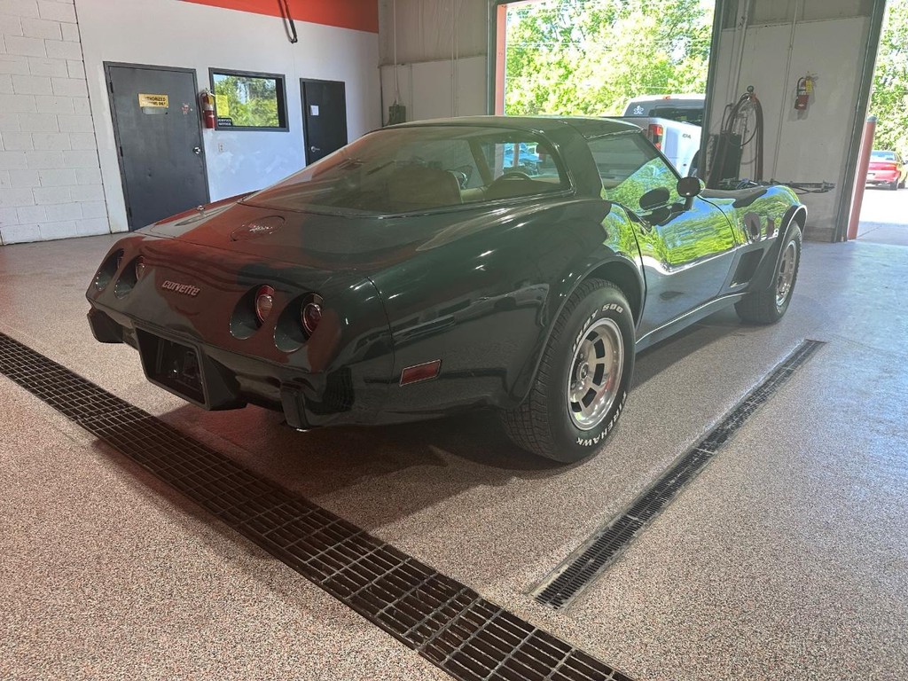 Chevrolet Corvette Vehicle Full-screen Gallery Image 05