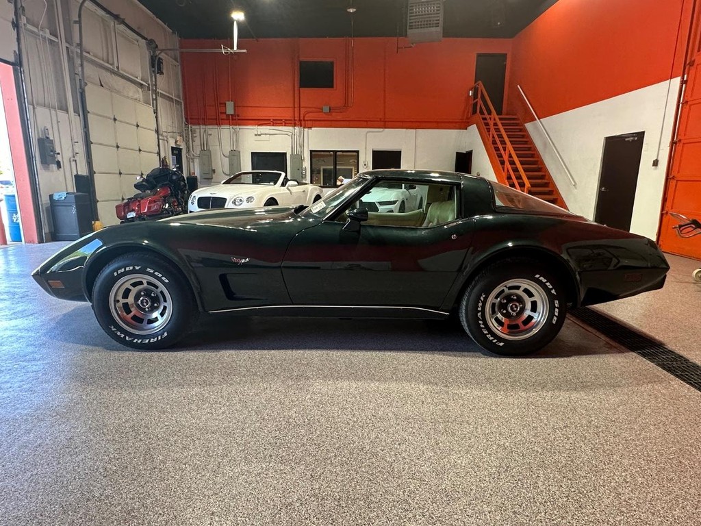 Chevrolet Corvette Vehicle Full-screen Gallery Image 08