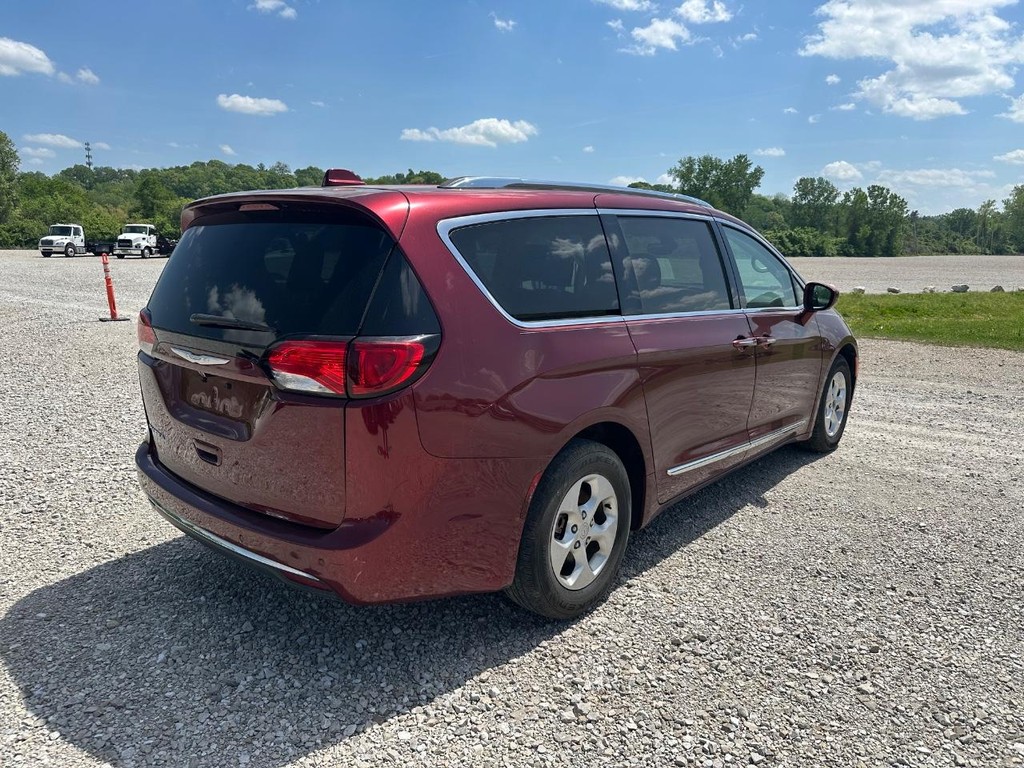 Chrysler Pacifica Vehicle Full-screen Gallery Image 3