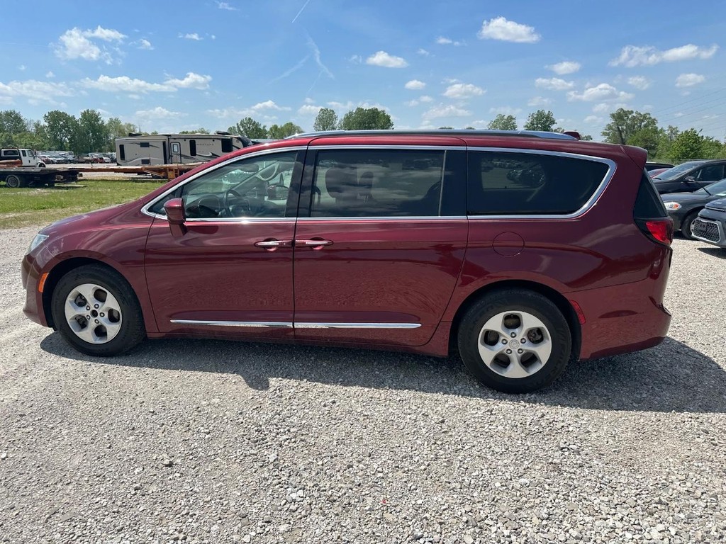 Chrysler Pacifica Vehicle Full-screen Gallery Image 5
