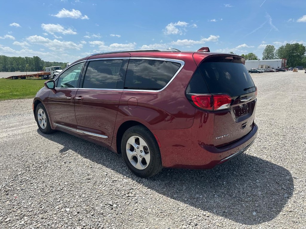 Chrysler Pacifica Vehicle Full-screen Gallery Image 6