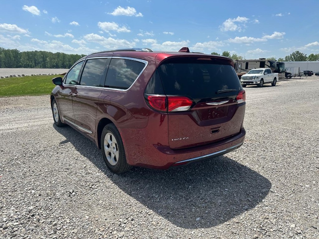 Chrysler Pacifica Vehicle Full-screen Gallery Image 7