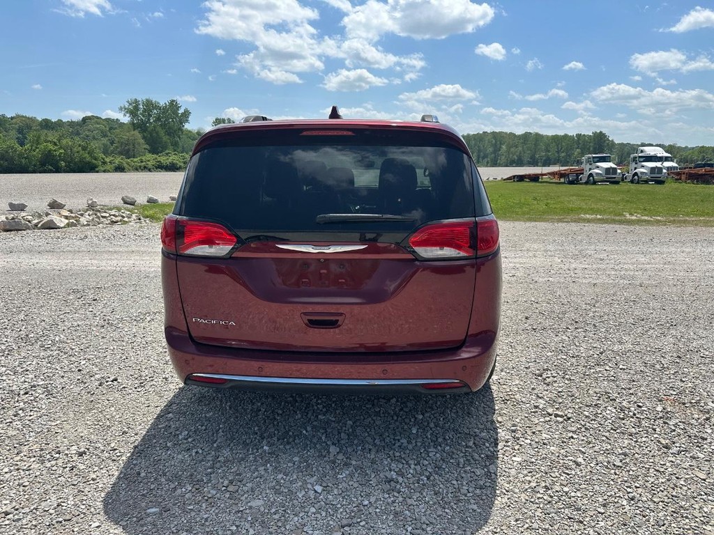 Chrysler Pacifica Vehicle Full-screen Gallery Image 8
